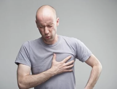 Πόνος στο στήθος δεξιά: Ποιους σοβαρούς κινδύνους κρύβει